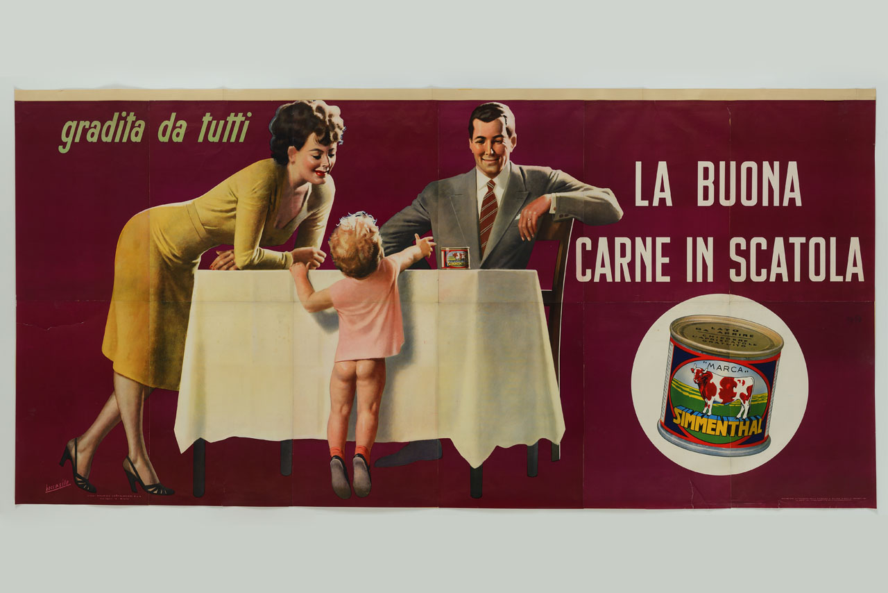 bambino tende la mano verso una lattina di carne in scatola su una tavola con mamma e papà (manifesto, stampa composita) di Boccasile Gino (sec. XX)