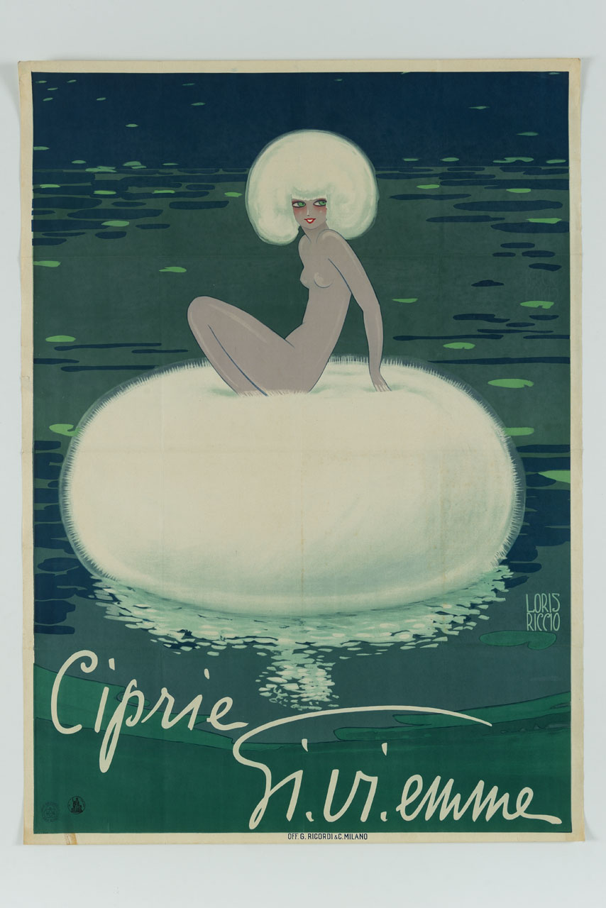 donna nuda con un piumino da cipria per capigliatura galleggia in uno specchio d'acqua seduta su un piumino di velluto bianco da cipria (manifesto) di Riccio Loris (sec. XX)
