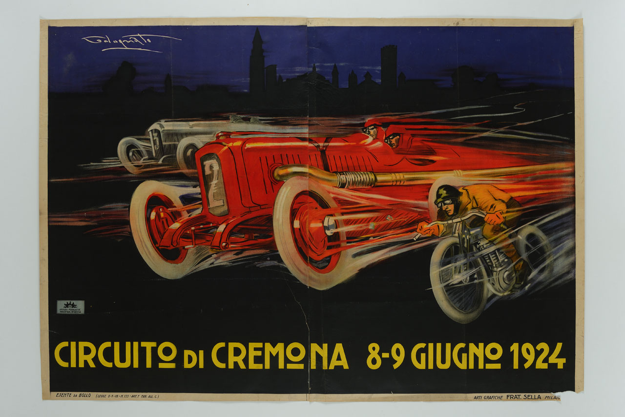 moto ed autoveicoli sfrecciano sulla pista del circuito di Cremona (manifesto, stampa composita) di Codognato Plinio (sec. XX)