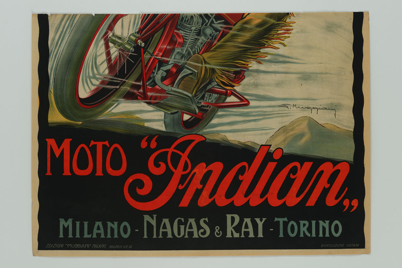 indiano d'America corre in motocicletta sullo sfondo di montagne (manifesto, stampa composita) di Muggiani Giorgio (sec. XX)