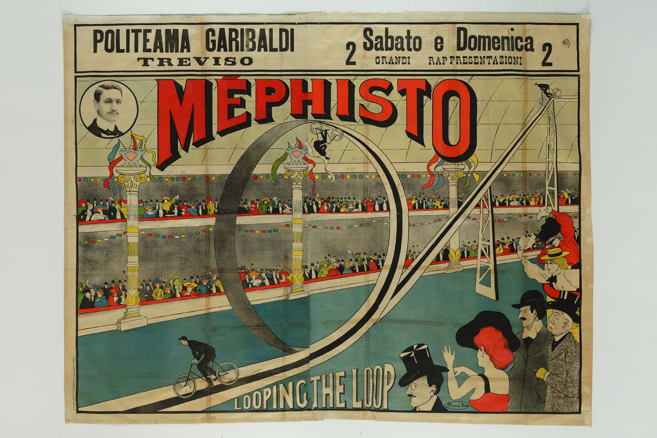 pubblico festante assiste ad uno spettacolo acrobatico con le biciclette (manifesto, stampa composita) di Biais Maurice - ambito francese (fine/ inizio secc. XIX/ XX)