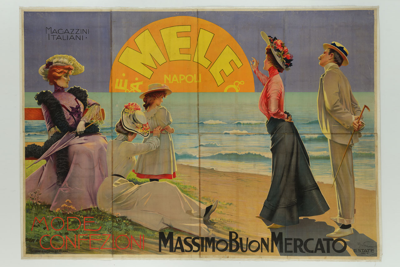 un uomo tre donne e una bimba elegantemente vestiti sulla spiaggia godono del tramonto del sole targato Mele (manifesto, stampa composita) di Villa Aleardo (sec. XX)