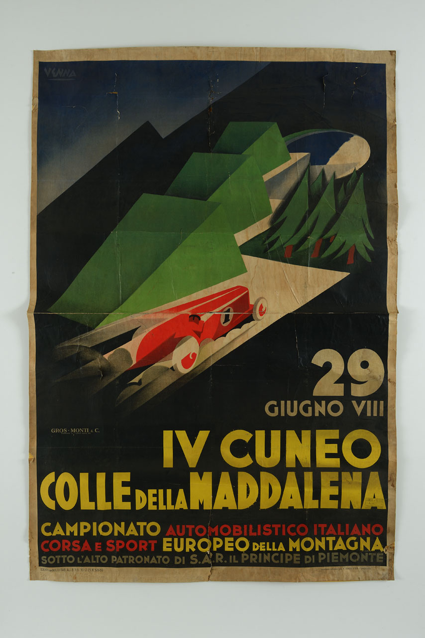 automobile da corsa percorre una strada di montagna (manifesto) di Venna Lucio (sec. XX)