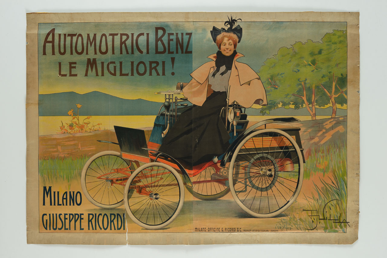 donna elegante e sorridente guida un'Automotrice Benz in un paesaggio boschivo (manifesto, stampa composita) di Villa Aleardo (sec. XX)