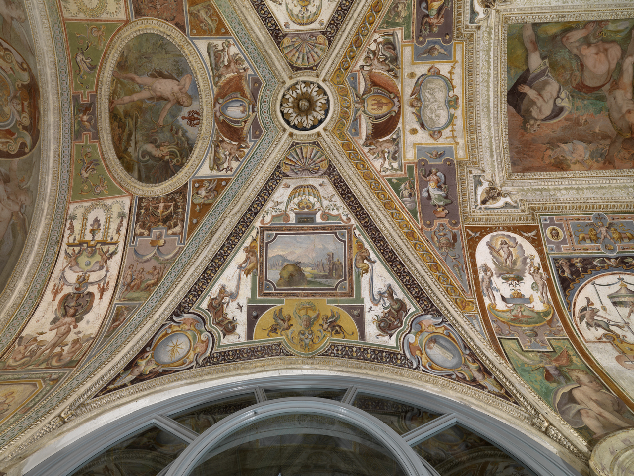 paesaggio con rovine (dipinto murale, elemento d'insieme) di Motta Raffaellino detto Raffaellino da Reggio (e aiuti), Brill Paul (maniera) (sec. XVI)