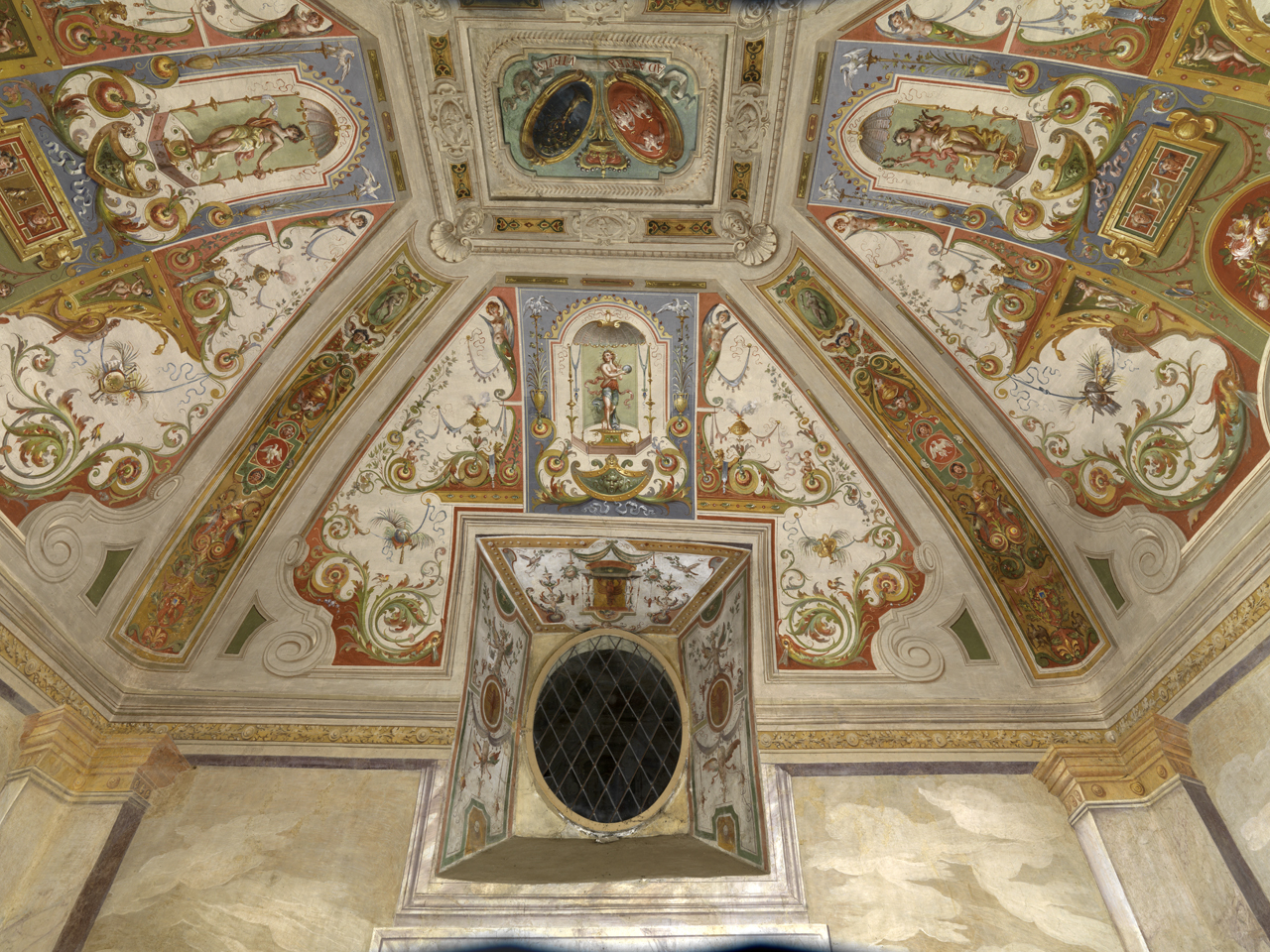 grottesche (dipinto murale, elemento d'insieme) di Motta Raffaellino detto Raffaellino da Reggio (e aiuti) (sec. XVI)
