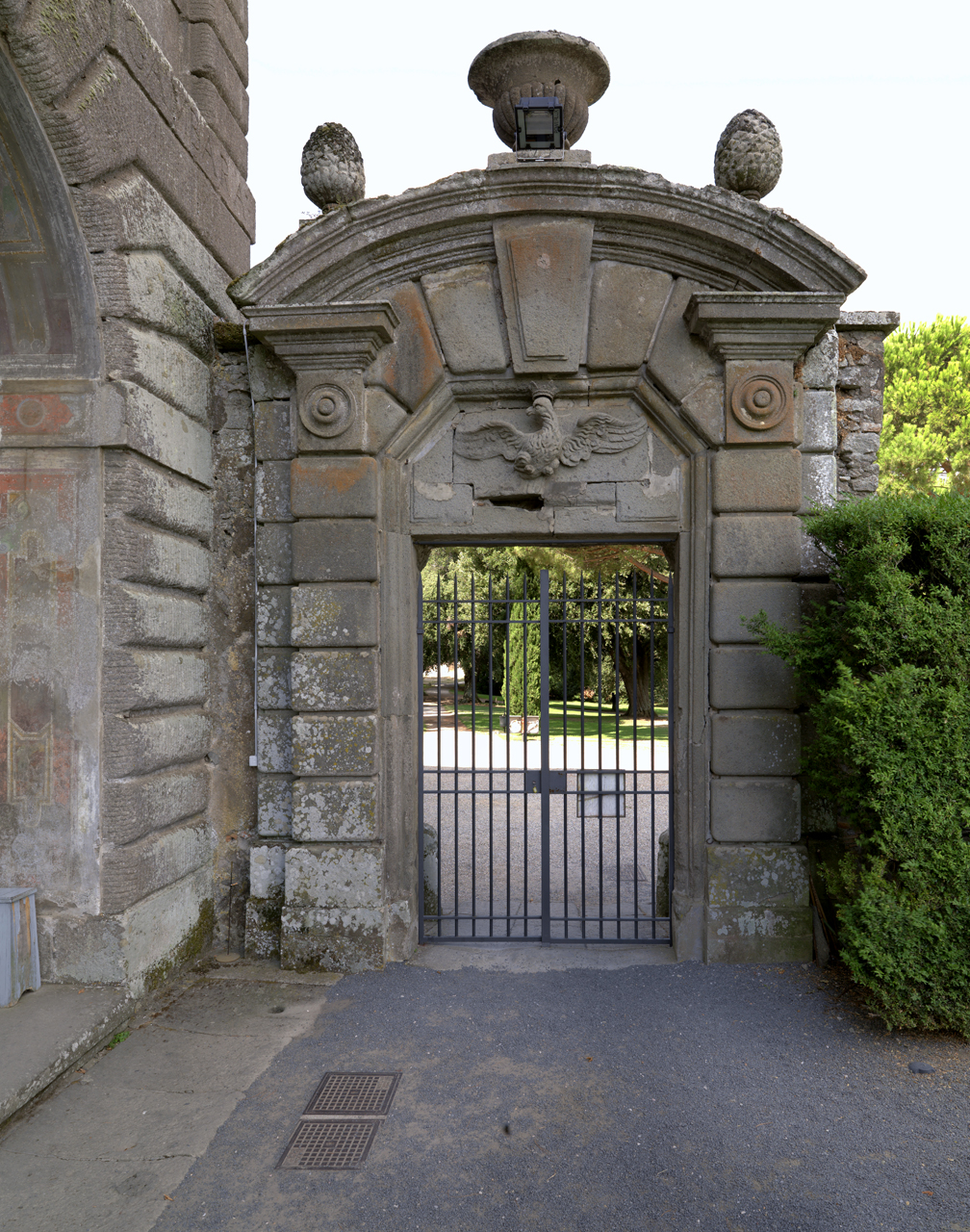 portale - ad arco ribassato, elemento d'insieme - manifattura Lazio settentrionale (sec. XVIII)