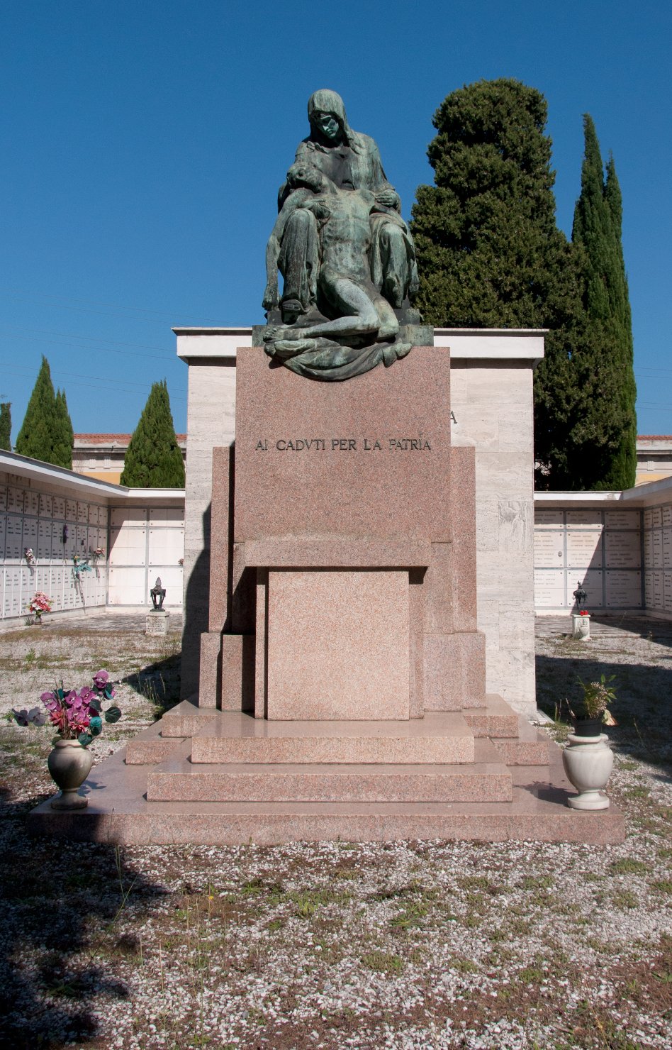 la pietà, Pietà (monumento ai caduti) di Gemignani Italo Valmore (prima metà sec. XX)