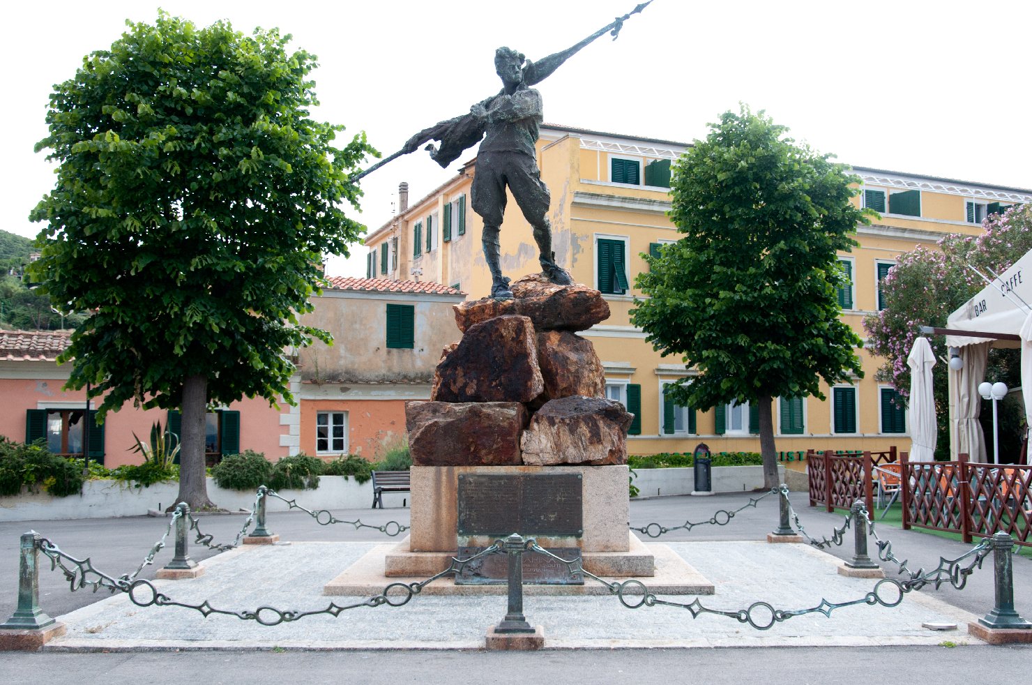 figura di soldato che porta la bandiera (monumento ai caduti - a cippo) di Peduzzi Carlo (sec. XX)