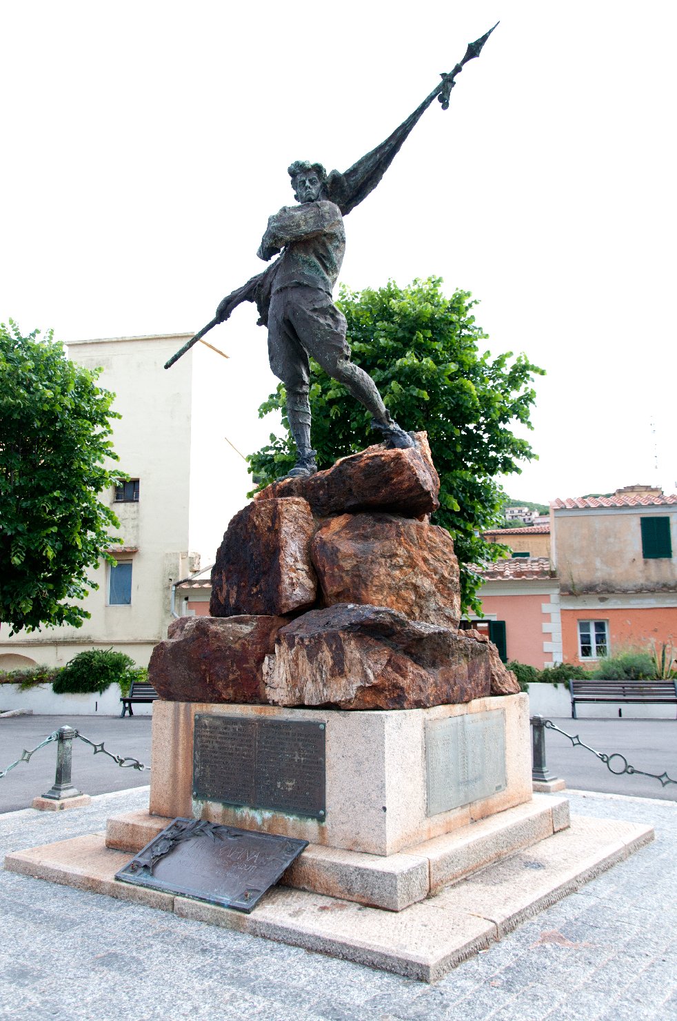 figura di soldato che porta la bandiera (monumento ai caduti - a cippo) di Peduzzi Carlo (sec. XX)