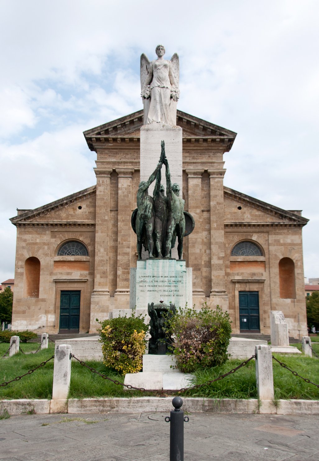 allegoria del soldato come eroe antico, allegoria della Vittoria come donna vestita all'antica (monumento ai caduti - a cippo) di Carlesi Mario (sec. XX)