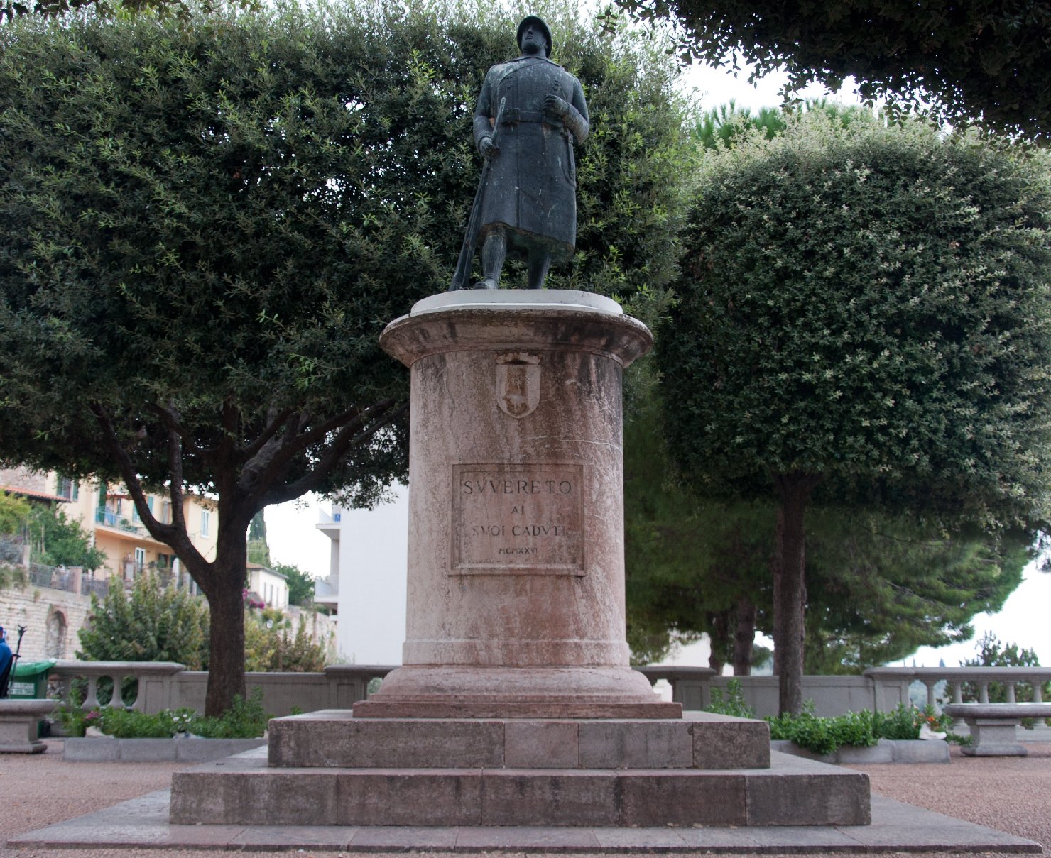 figura di soldato (monumento ai caduti - a cippo) di Caluri Giulio (sec. XX)