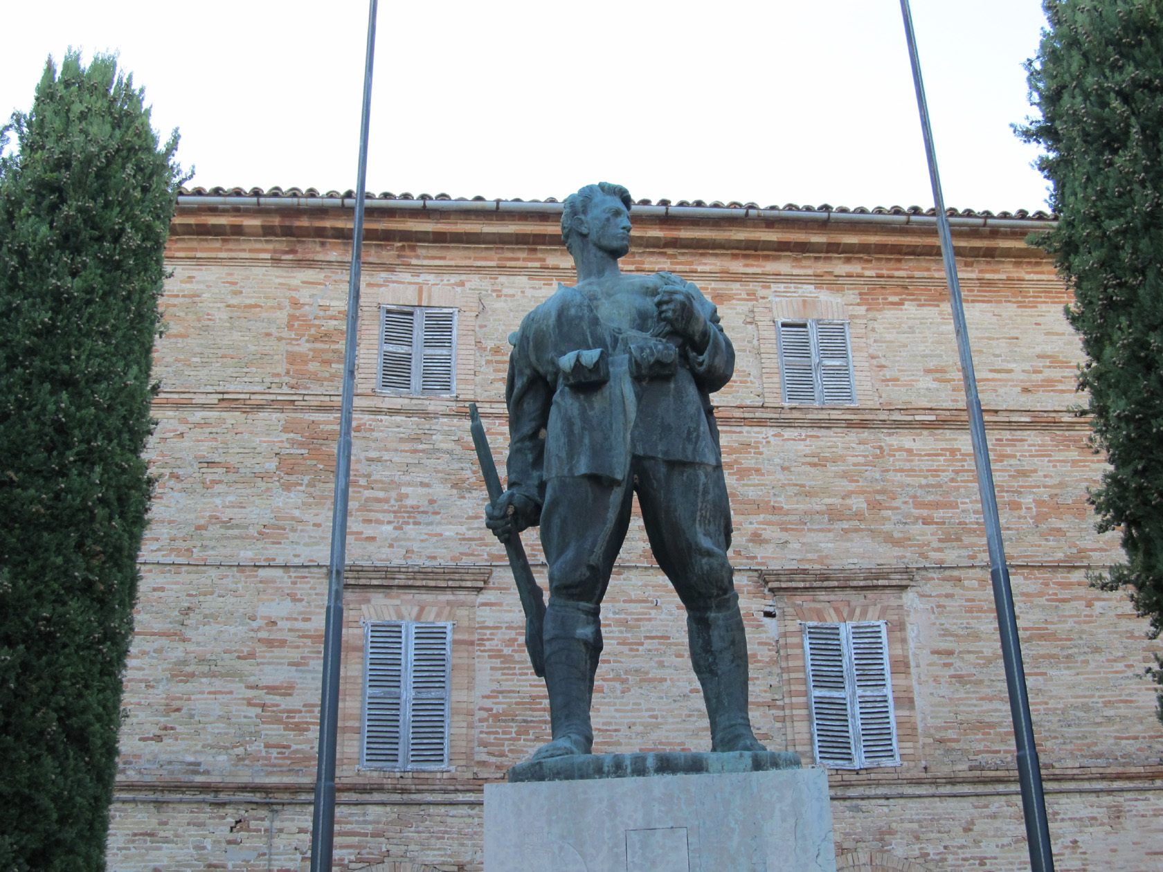 monumento ai caduti - a basamento di ORSOLINI GAETANO (attribuito) - ambito torinese (primo quarto XX)