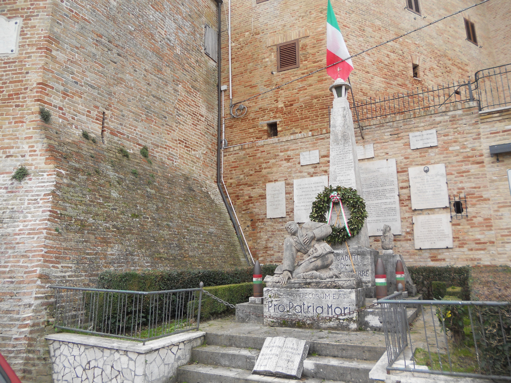 soldato morente (monumento ai caduti - ad obelisco) (secondo quarto XX)