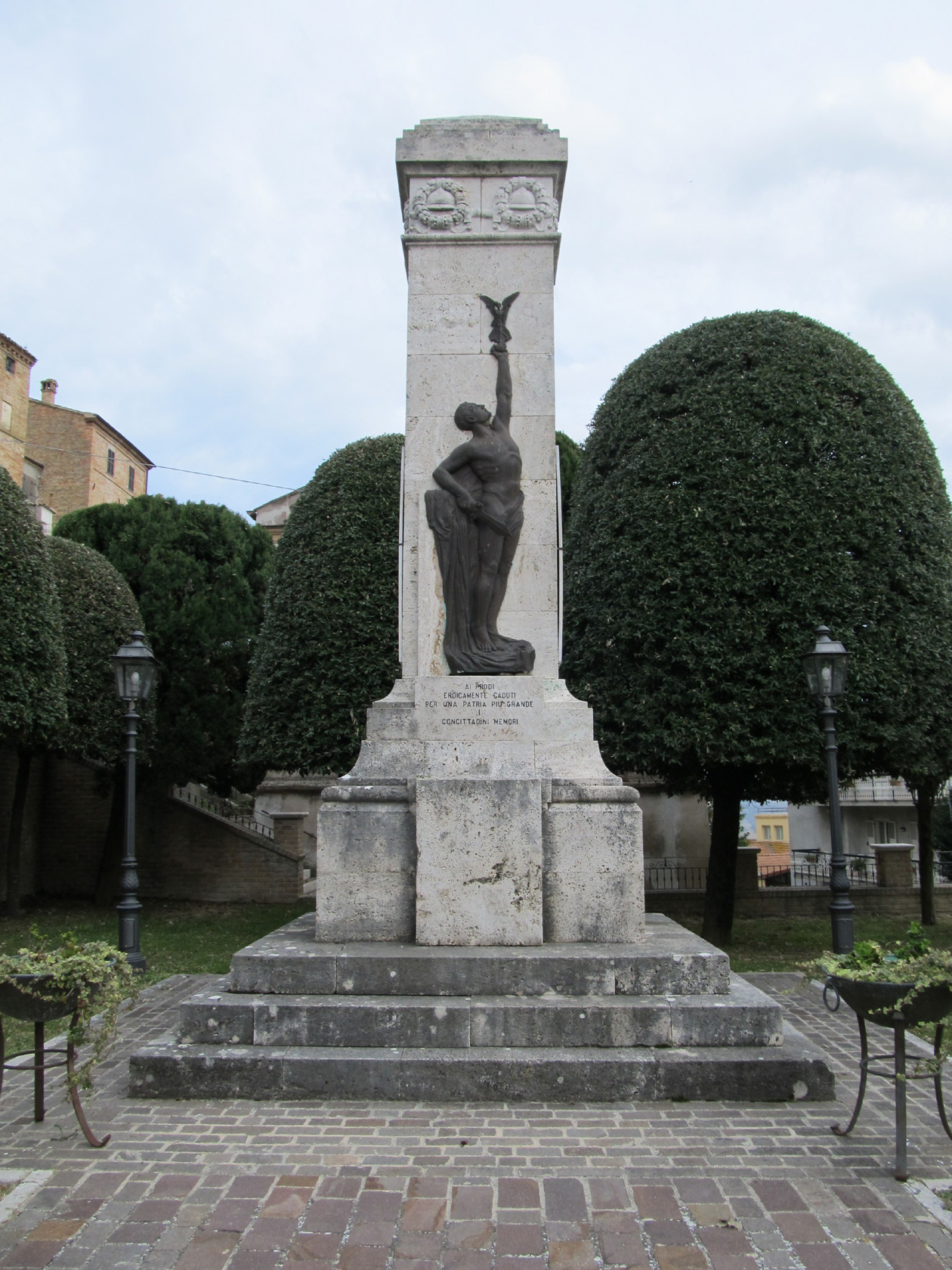 monumento ai caduti - a pilo di Ferranti Arcadio (attribuito) (secondo quarto XX)