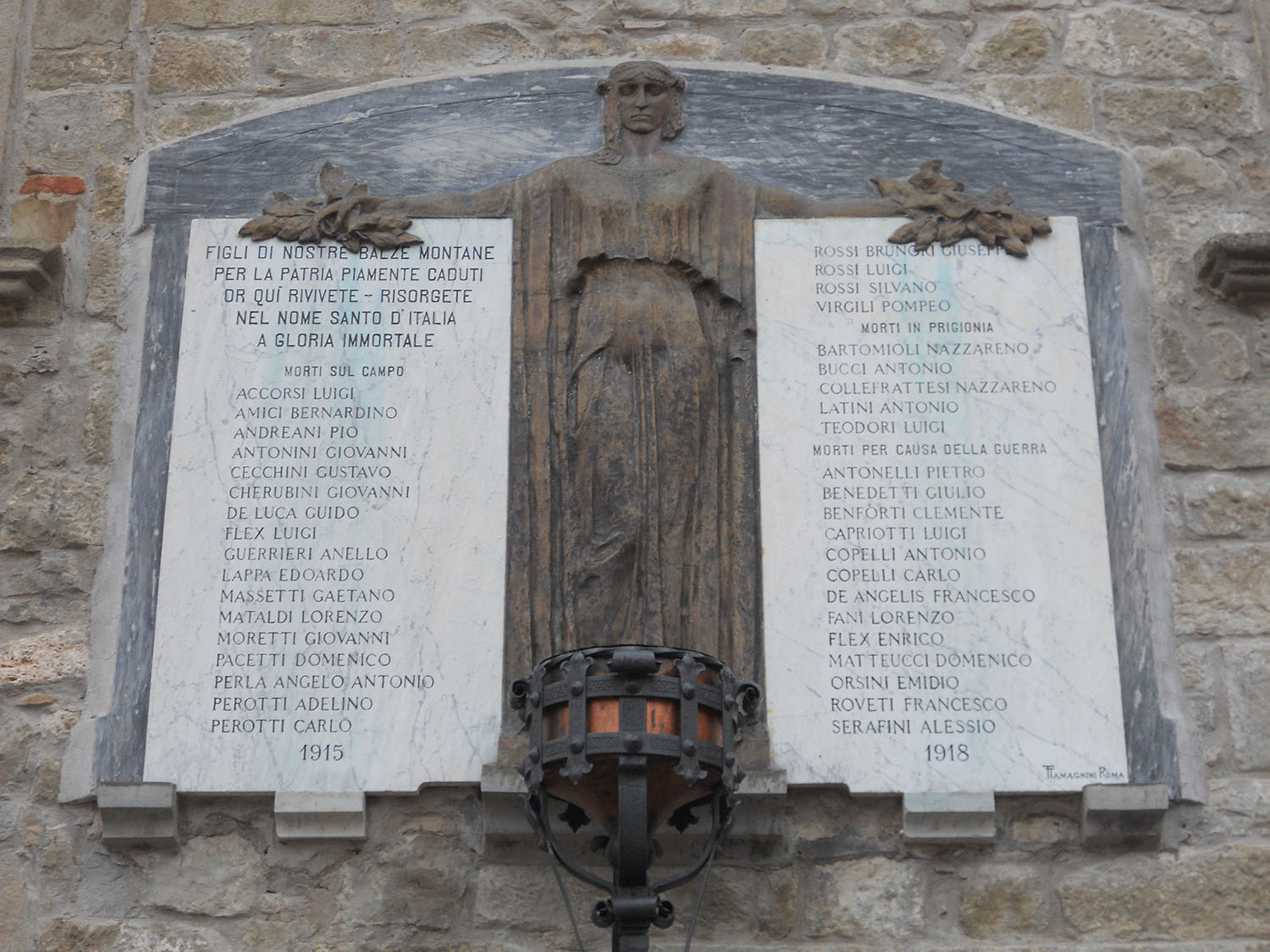 Allegoria della Patria (lapide commemorativa ai caduti) di Tamagnini Torquato (attribuito) (primo quarto XX)
