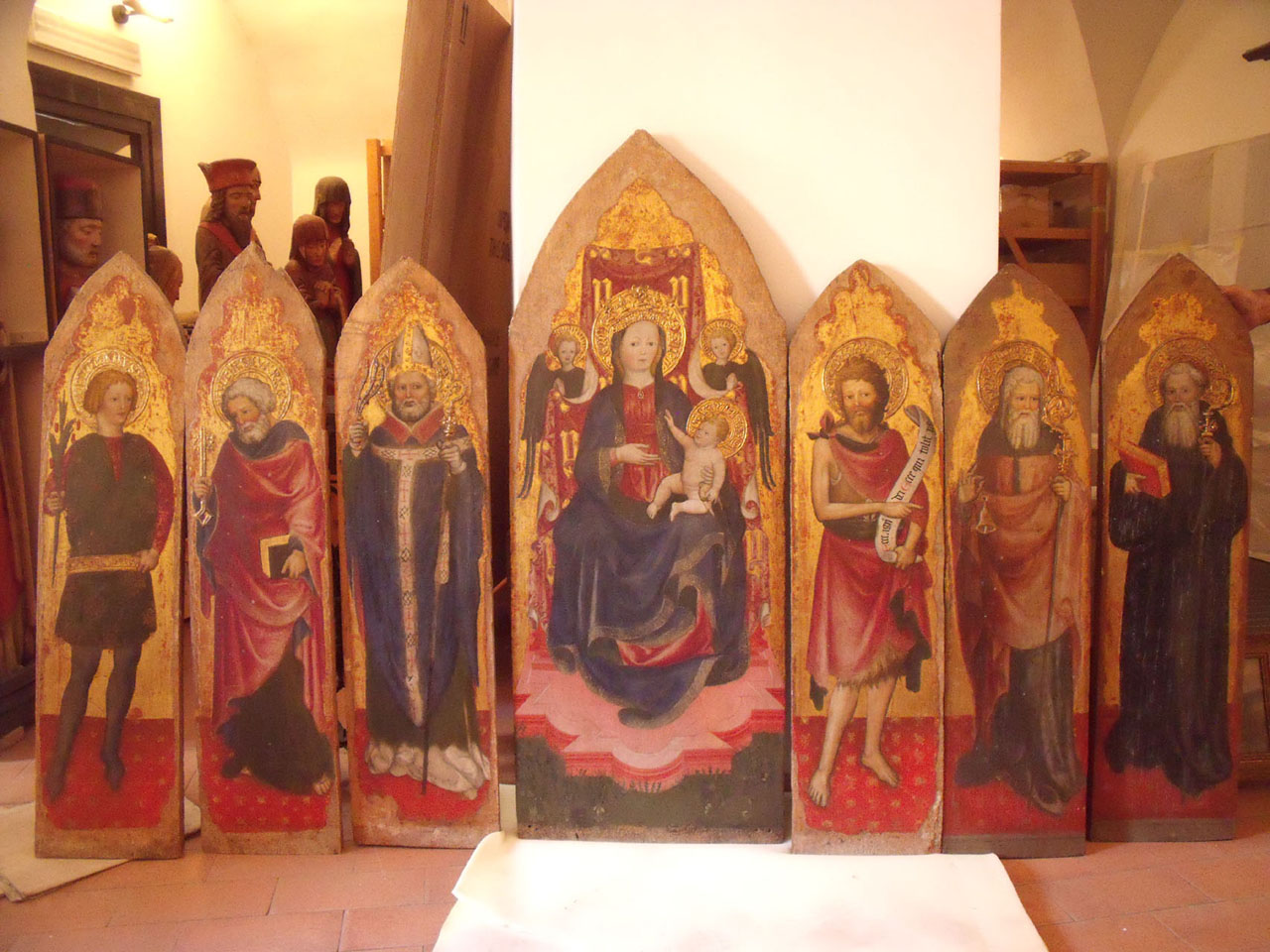 Madonna in trono col Bambino e i santi Ambrogio, Giovanni Battista, Pietro, Vittore, Benedetto e Antonio Abate (polittico) di Zavattari (sec. XV)