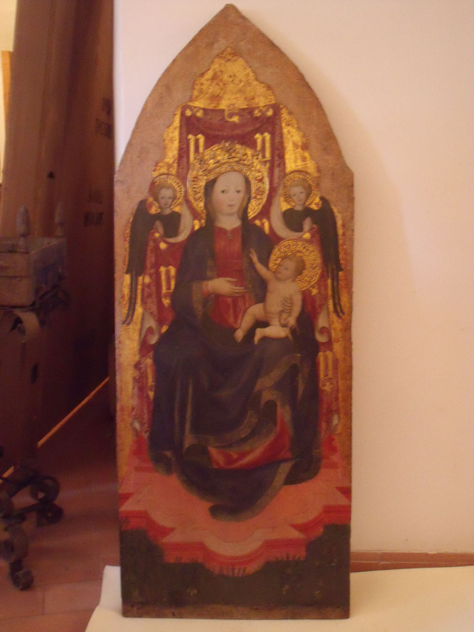 Madonna col Bambino in trono tra angeli (scomparto di polittico) di Zavattari (sec. XV)