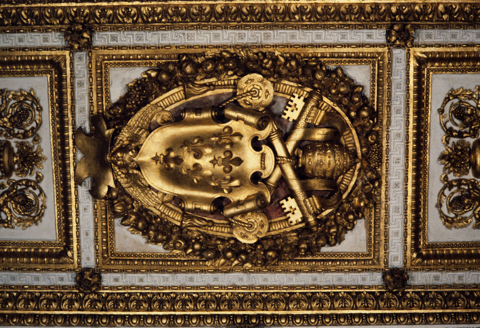 Stemma papale di Paolo III (rilievo) di Bonaccorsi Pietro detto Perin del Vaga, Nicolao di Jacomo Fiorentino (sec. XVI)