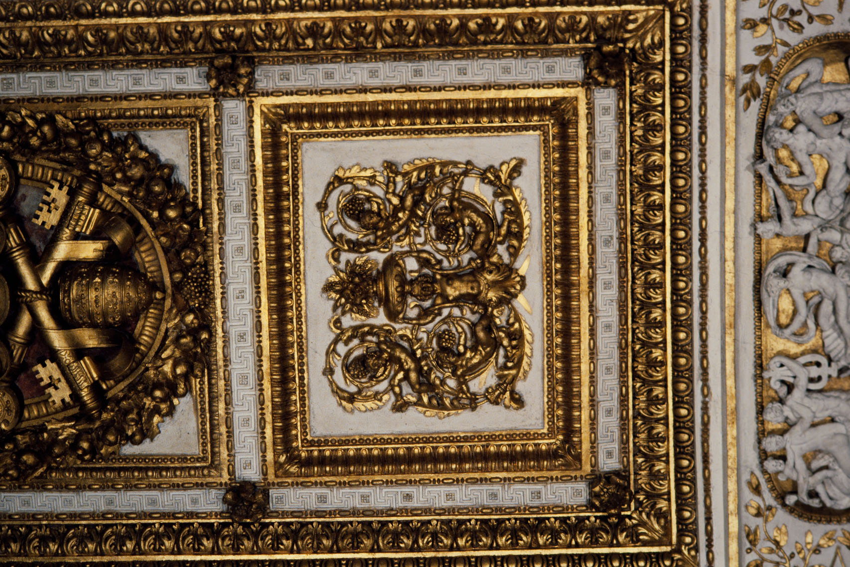 Decorazione a candelabra (decorazione plastica, serie) di Bonaccorsi Pietro detto Perin del Vaga (e aiuti) (sec. XVI)