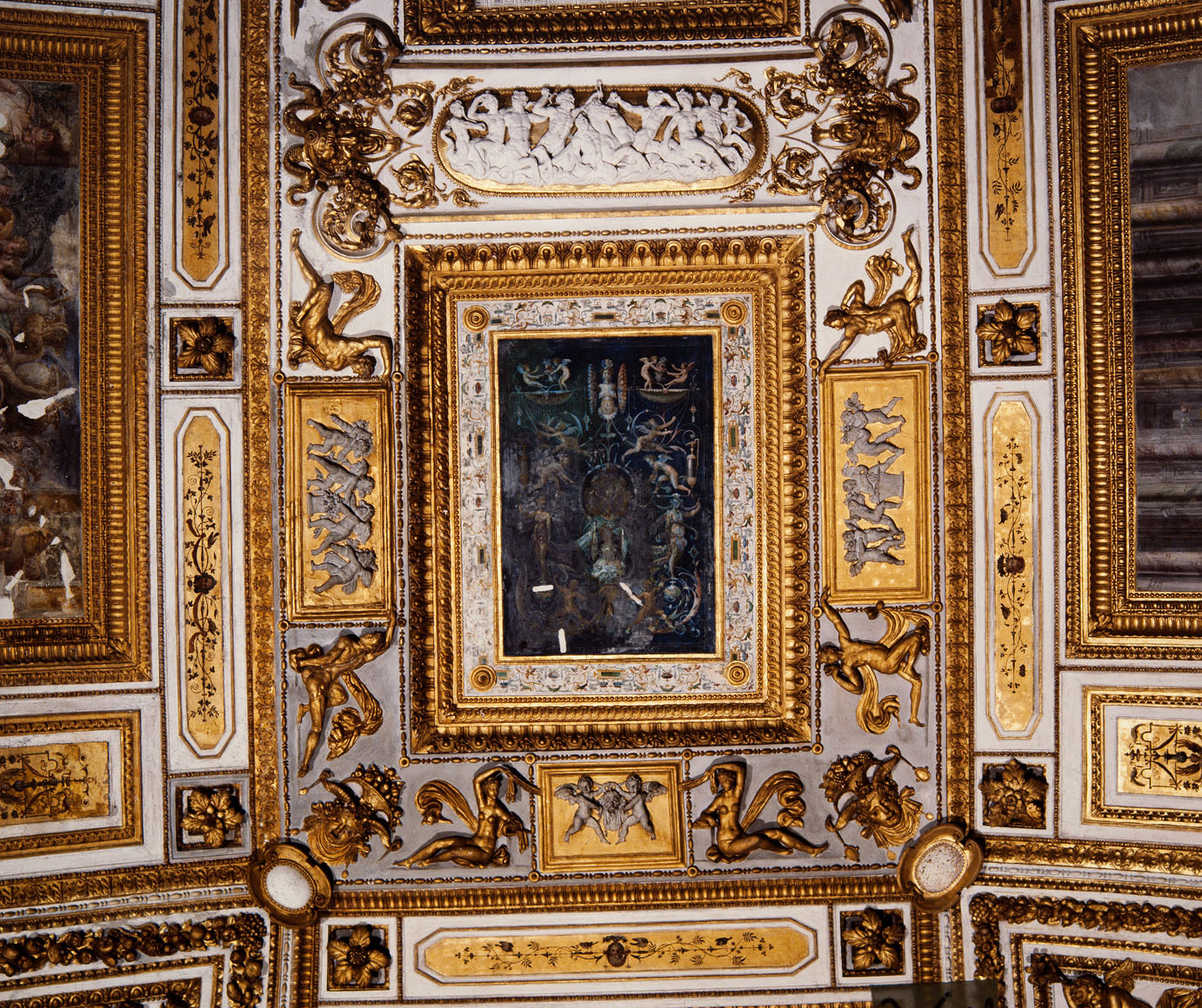 Grottesca con stemma del vescovo Mario Ruffini (dipinto murale, elemento d'insieme) di Bonaccorsi Pietro detto Perin del Vaga (cerchia) (sec. XVI)