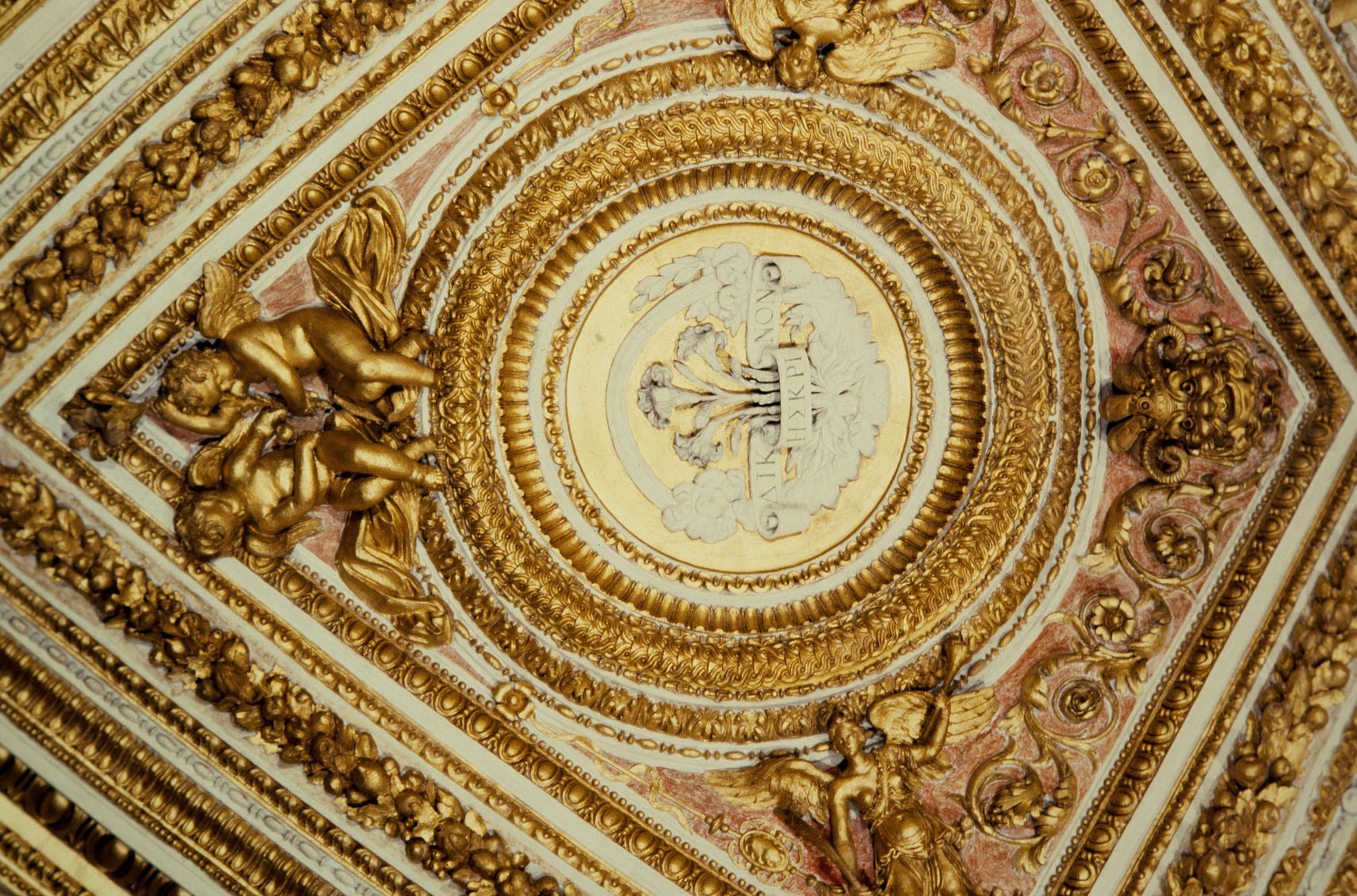Impresa farnesiana del Giglio di Giustizia (decorazione plastica, elemento d'insieme) di Bonaccorsi Pietro detto Perin del Vaga (cerchia) (sec. XVI)