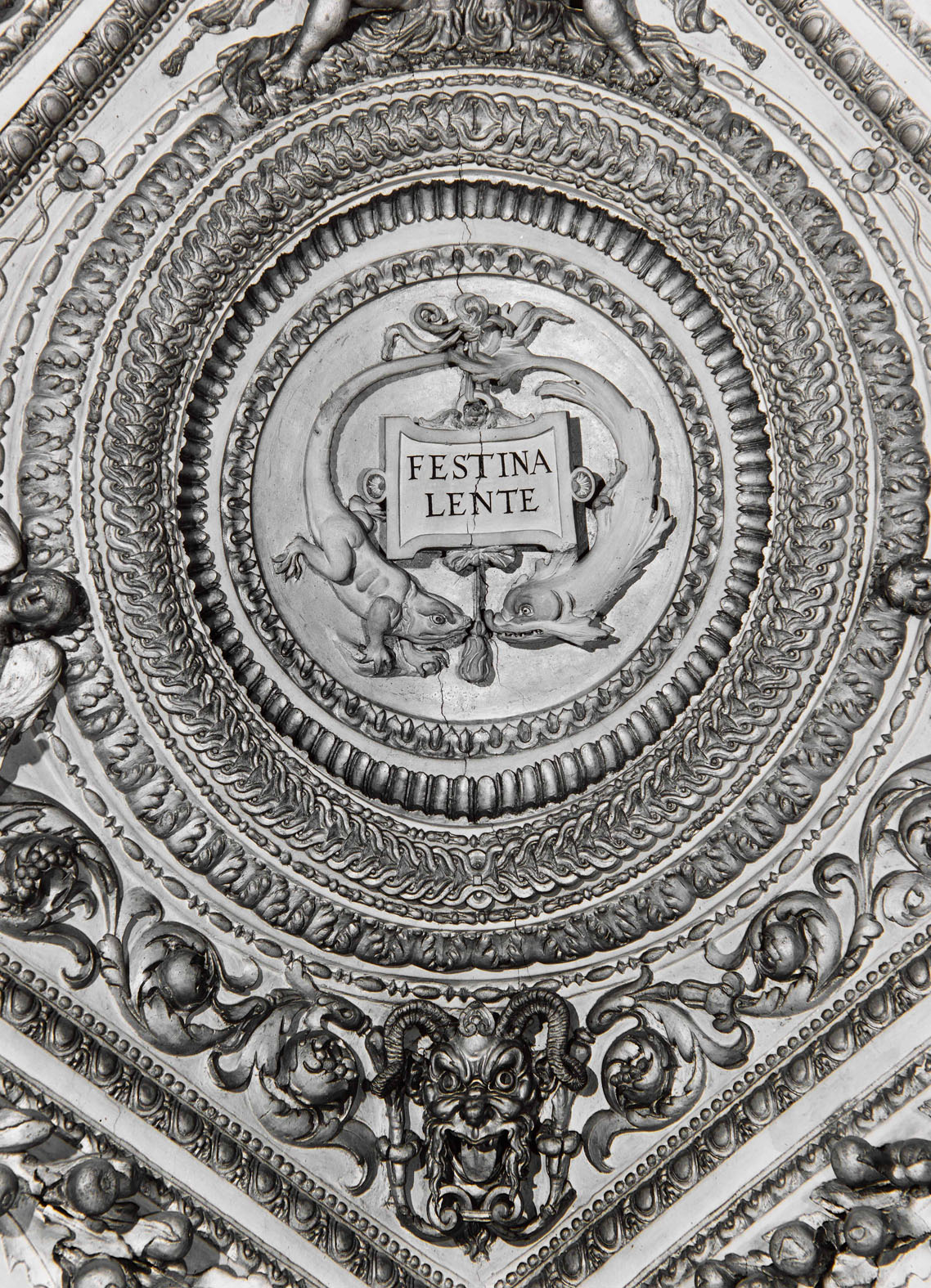 Impresa farnesiana del delfino e del camaleonte (decorazione plastica, elemento d'insieme) di Bonaccorsi Pietro detto Perin del Vaga (cerchia) (sec. XVI)