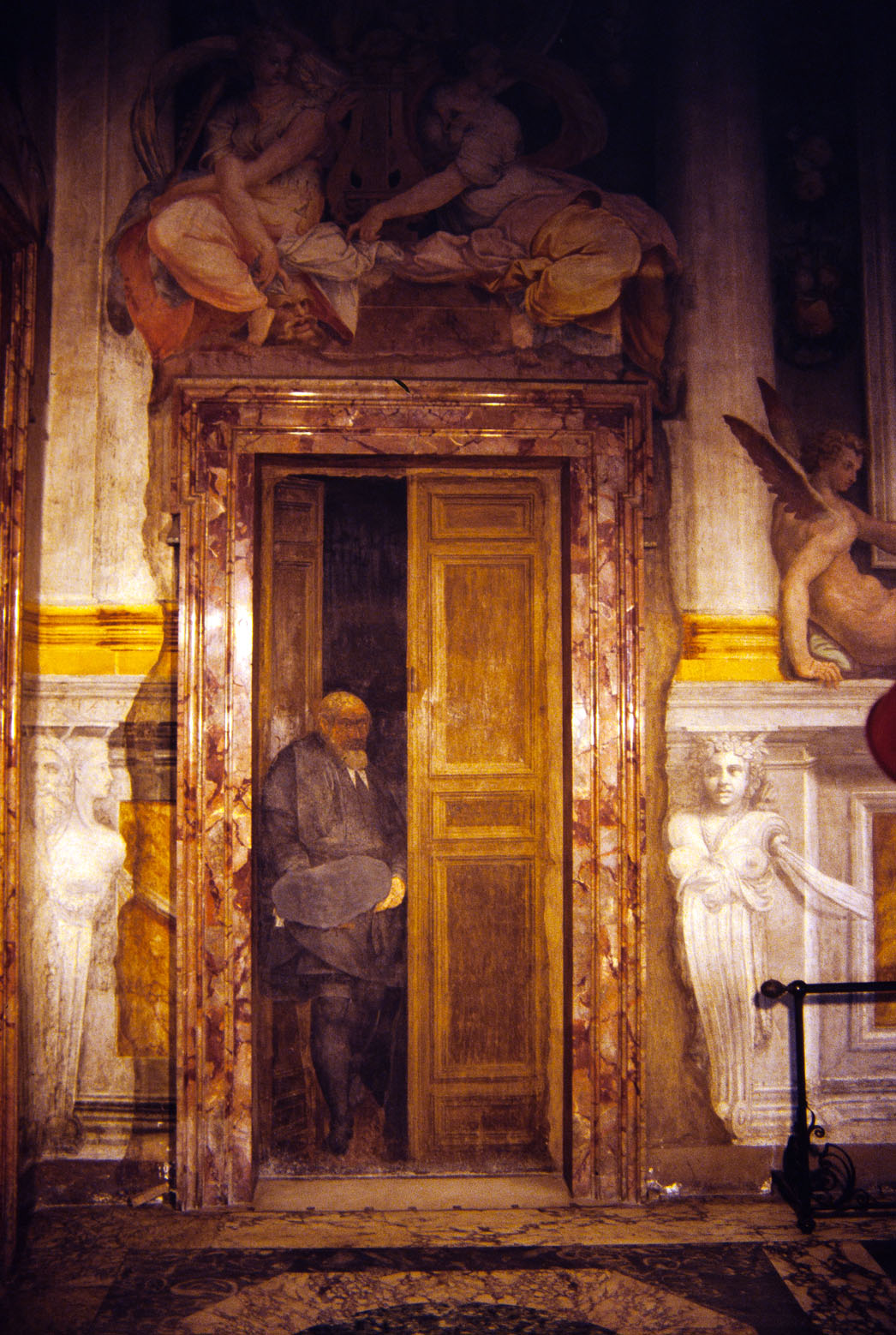 Finta porta con figura virile con arnesi da scultore (dipinto murale, elemento d'insieme) di Pellegrini Pellegrino detto Pellegrino Tibaldi (attribuito) (sec. XVI) 