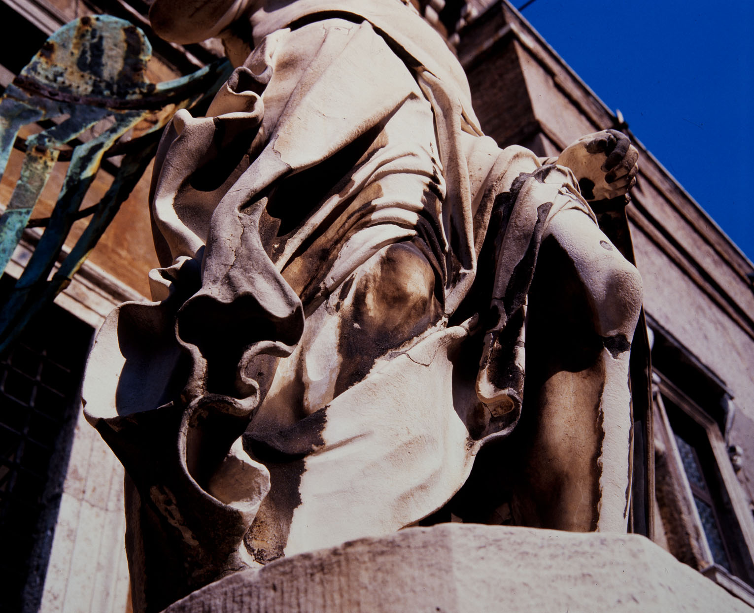 Lì Sammecalere  Statue di San Michele  - San Michele Arcangelo difendici  nella lotta custodiscici nella Grazia. Realizzo statue di San Michele in  polvere di marmo raffigurante Statua di San Michele