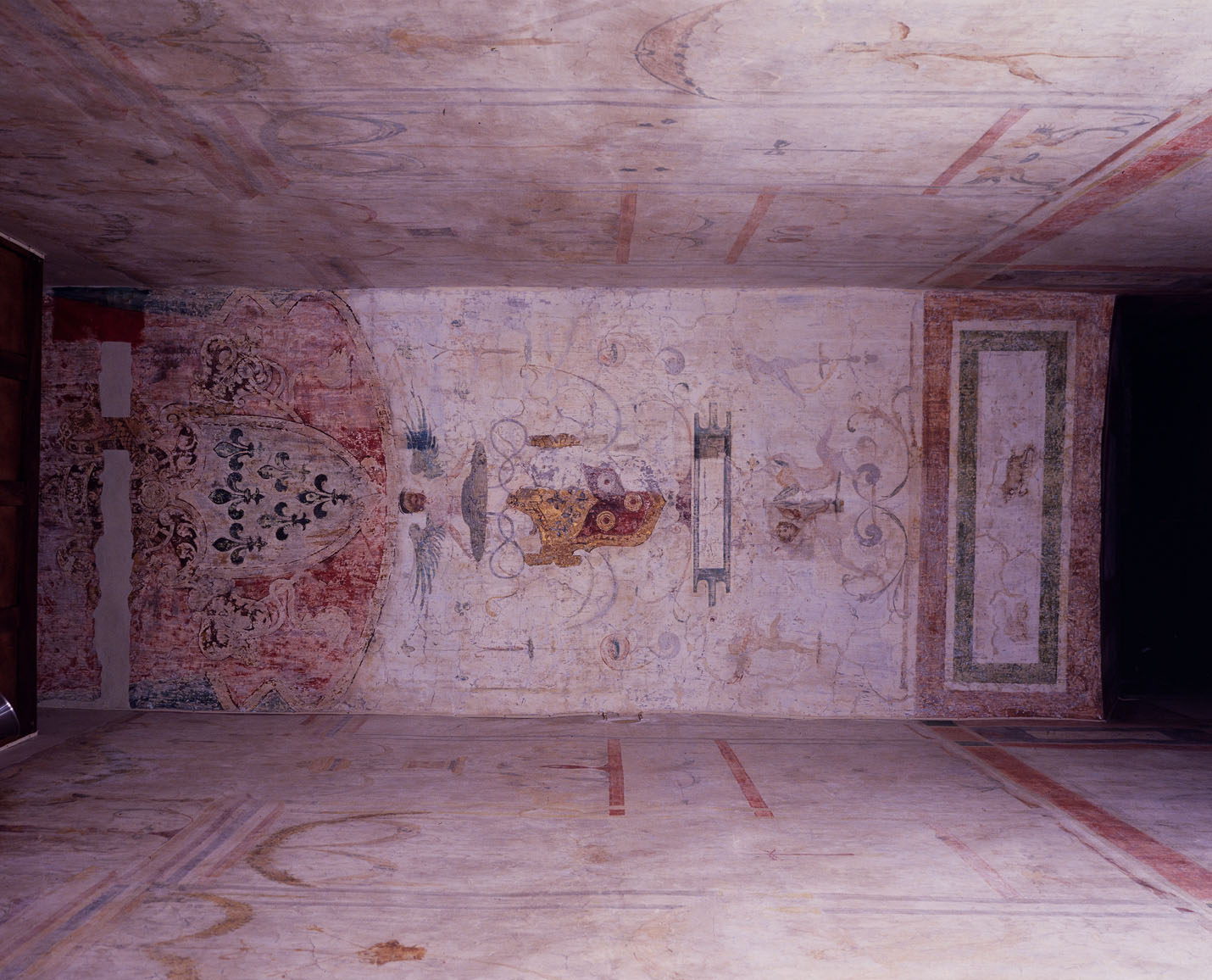 motivi decorativi a grottesche, stemma Paolo III e stemma del castellano Mario Ruffini (dipinto murale) di Bonaccorsi Pietro detto Perin del Vaga (sec. XVI)