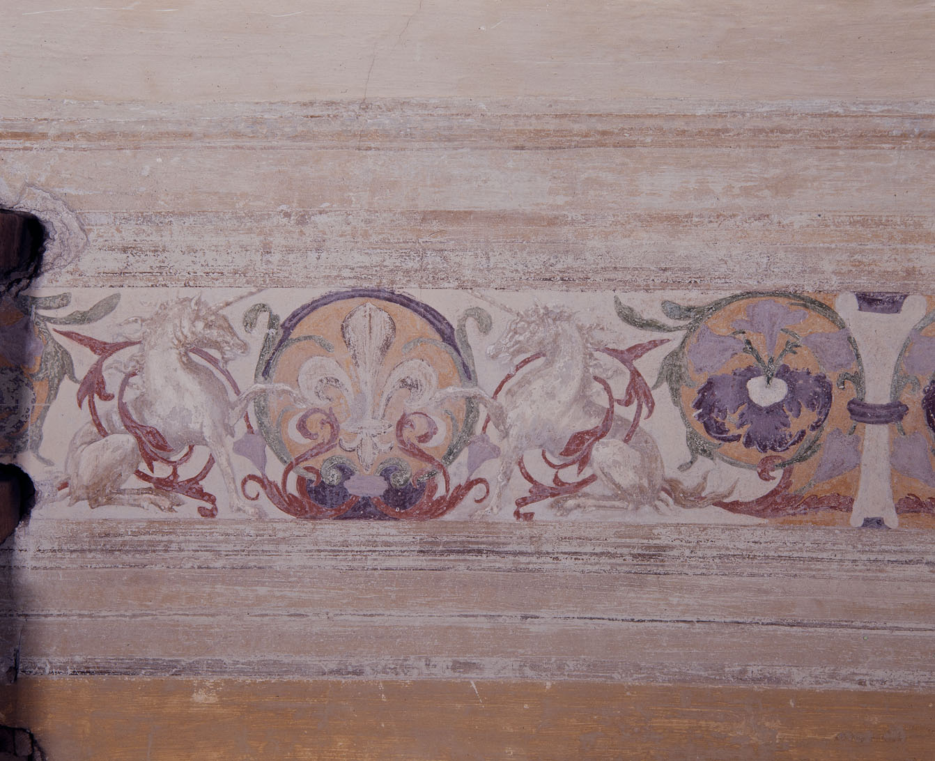 liocorni e gigli farnesiani (dipinto murale) di Luzio Romano (e aiuti) (sec. XVI)