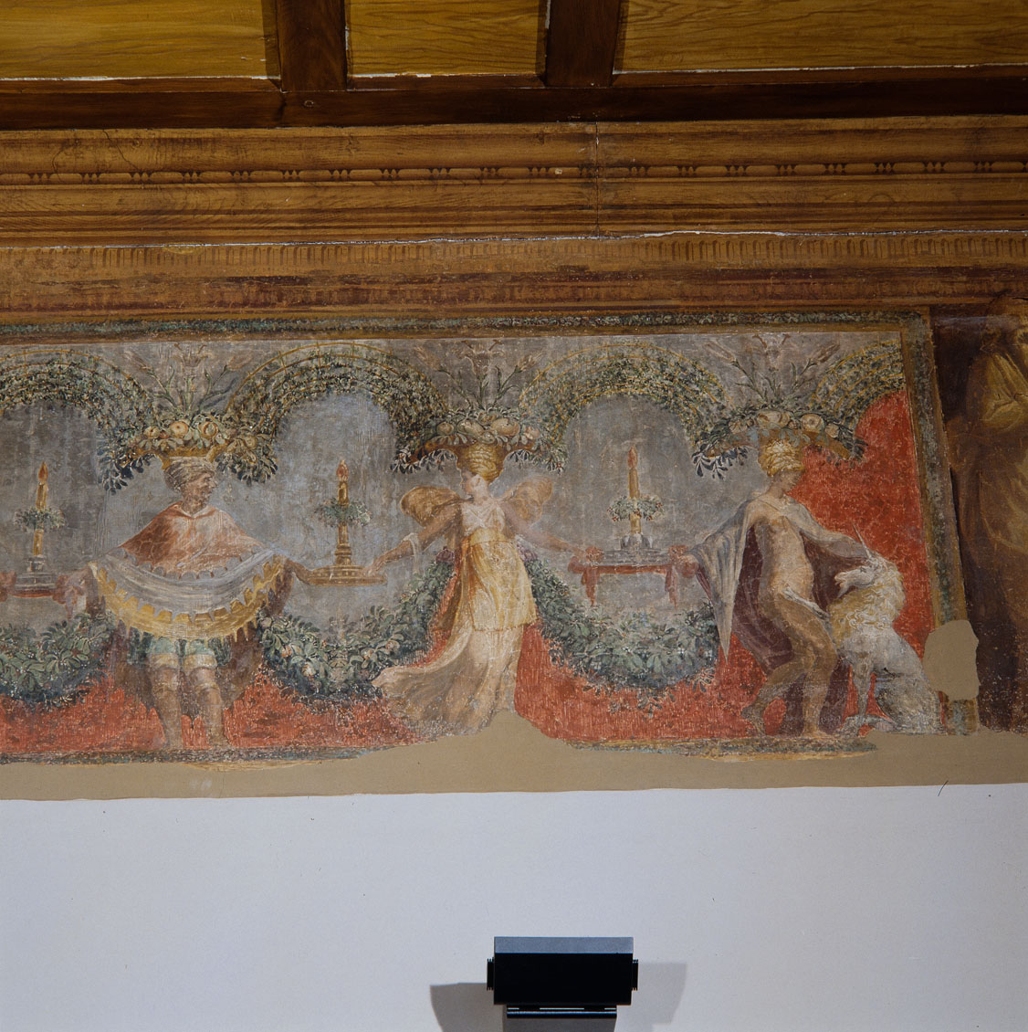 cariatidi con canestri e ghirlande tra liocorni (dipinto murale) di Luzio Romano (e aiuti), Fontana Prospero (sec. XVI)