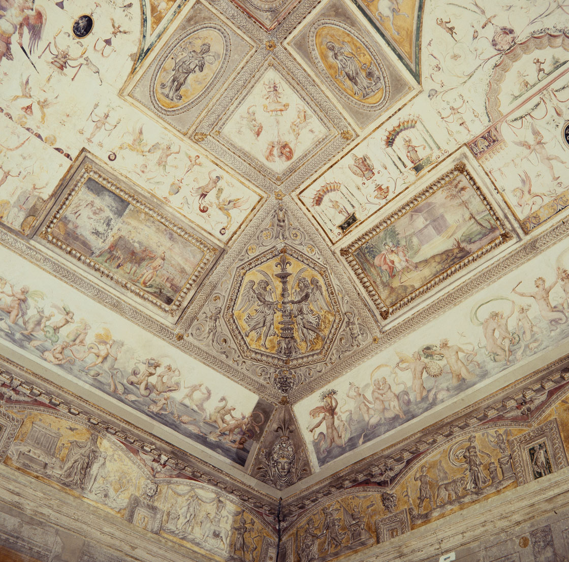 Storie di Roma e decorazioni a grottesche (decorazione plastico-pittorica, complesso decorativo) di Luzio Romano (e aiuti) (sec. XVI)