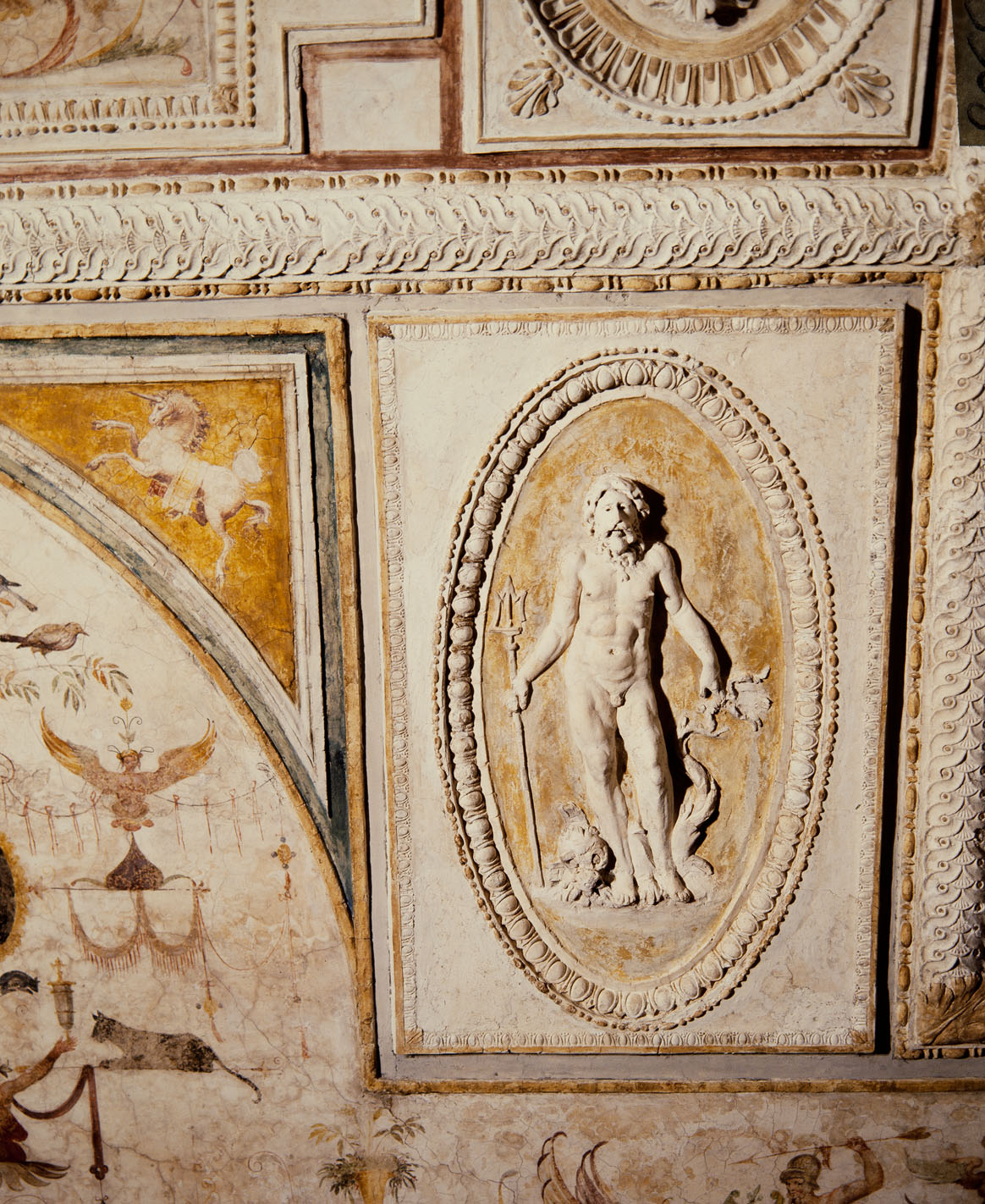 Nettuno (rilievo, elemento d'insieme) di Luzio Romano (sec. XVI)