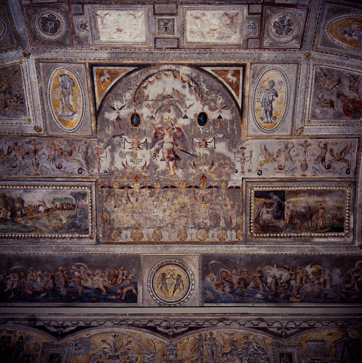 San Michele Arcangelo e motivi decorativi a grottesche (dipinto murale, elemento d'insieme) di Luzio Romano (e aiuti) (sec. XVI)