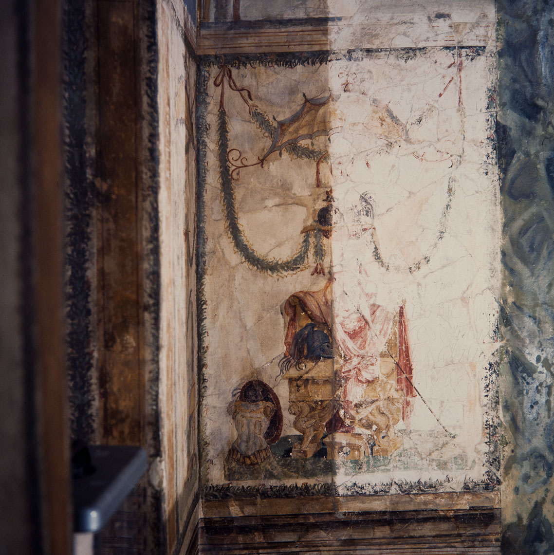 Trono con le vesti di Marte (dipinto murale, serie) di Pippi Giulio detto Giulio Romano, Giovanni da Udine detto Giovanni Ricamatore (sec. XVI)