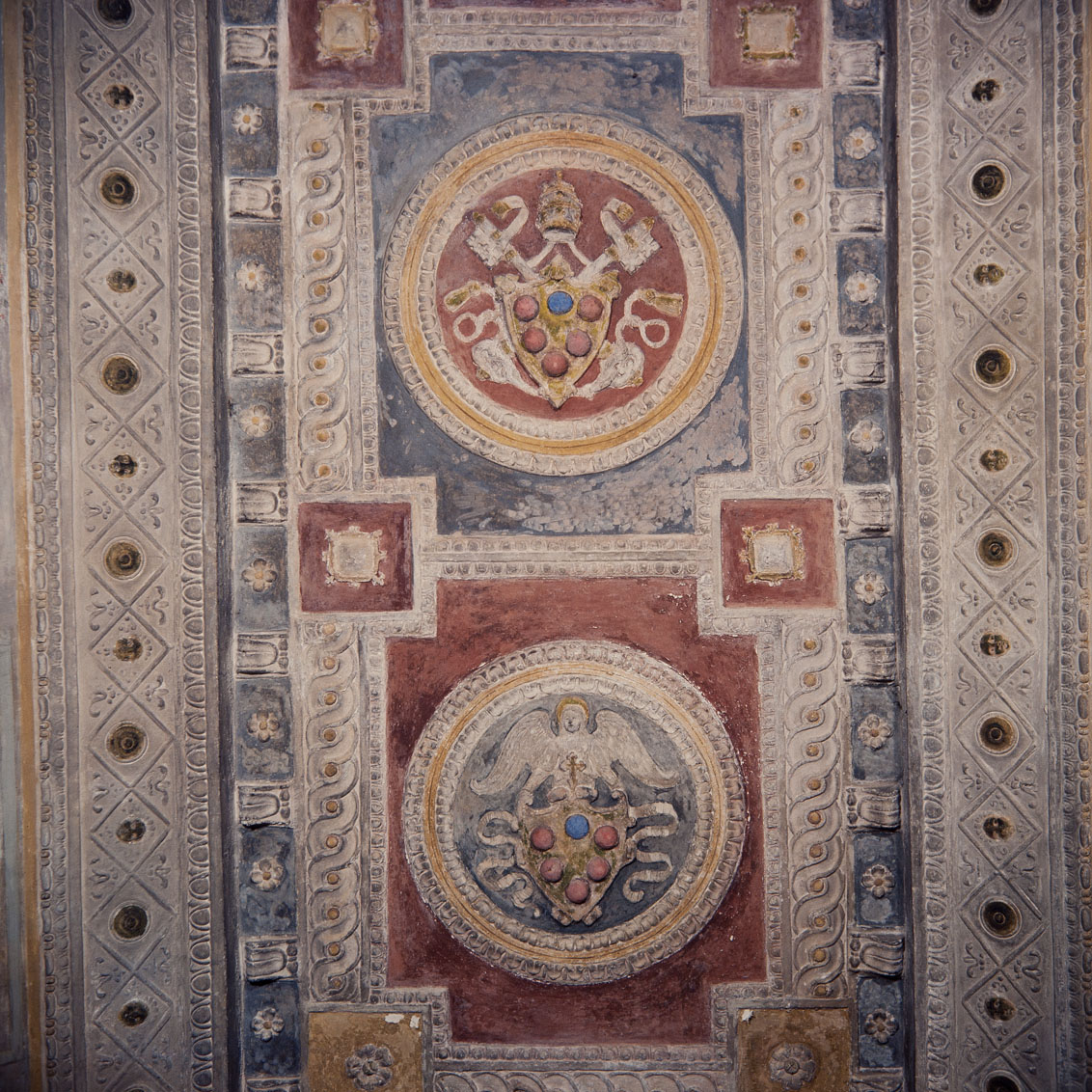 stemma Clemente VII e stemma Guido de Medici (decorazione plastica) di Pippi Giulio detto Giulio Romano, Giovanni da Udine detto Giovanni Ricamatore (sec. XVI)