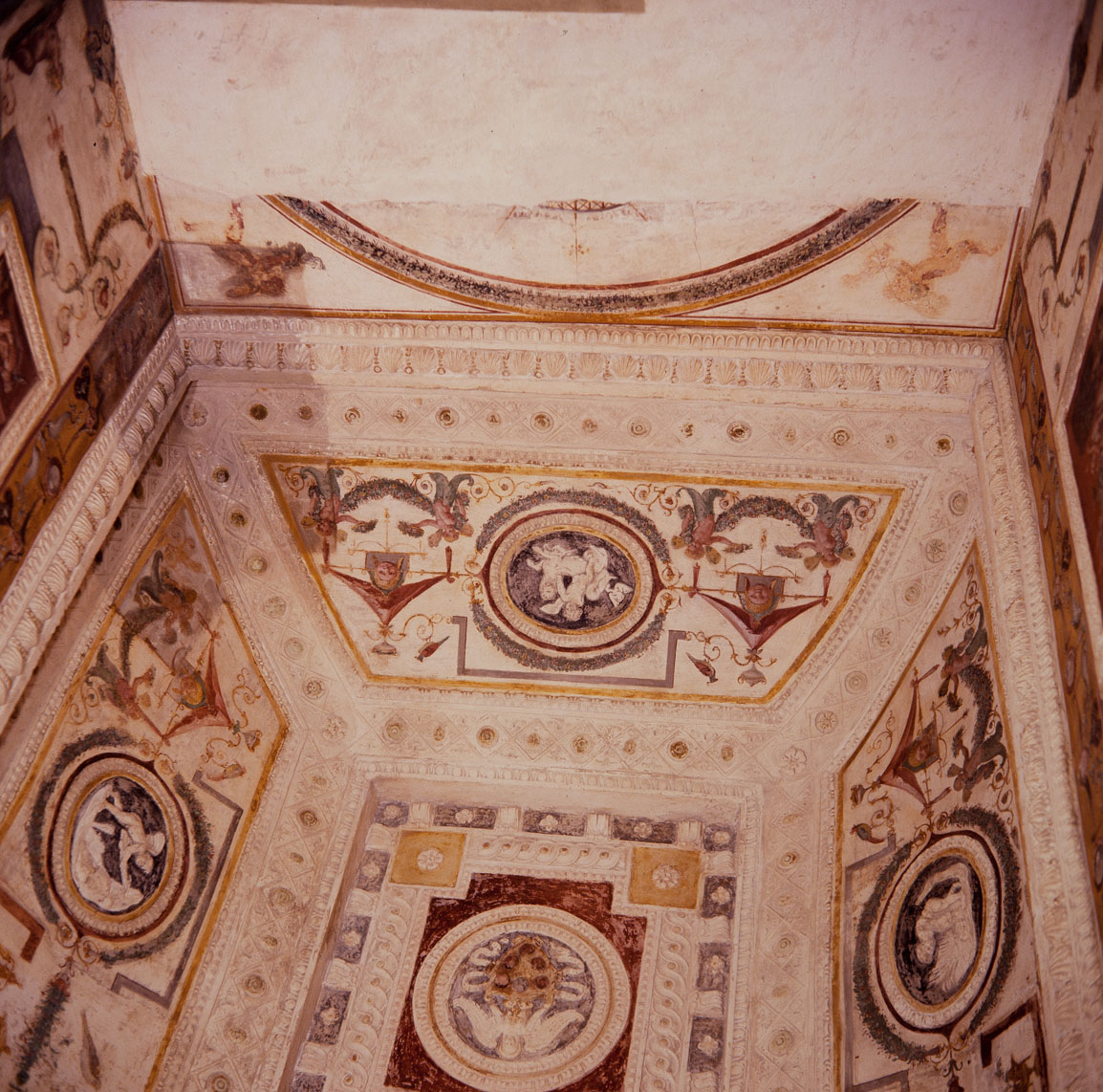 stemma Clemente VII e stemma Guido de Medici (decorazione plastica) di Pippi Giulio detto Giulio Romano, Giovanni da Udine detto Giovanni Ricamatore (sec. XVI)