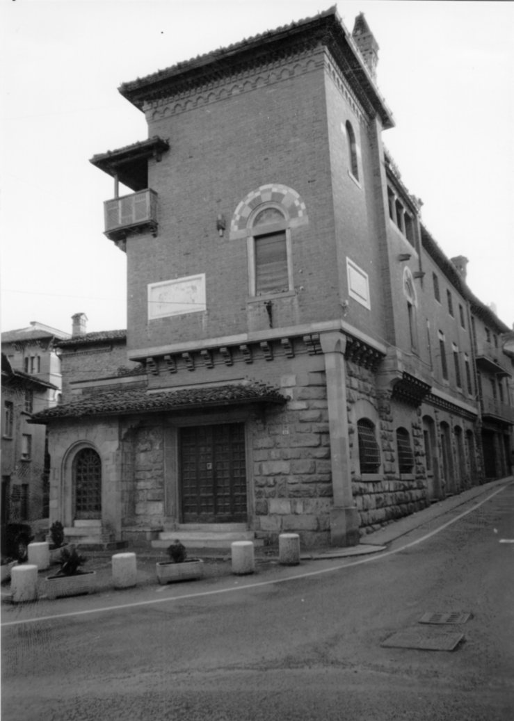Ex Casa del Fascio (casa) - Castell'Arquato (PC)  (sec. XX)