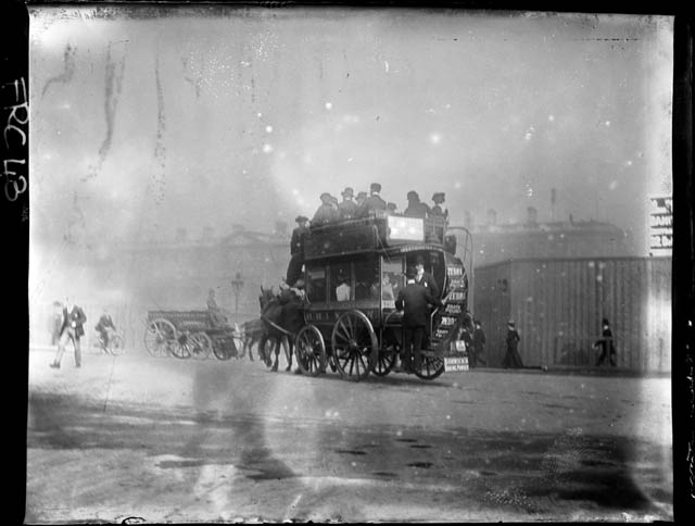 Londra - Omnibus a cavalli nella nebbia (negativo) di Rossi, Giovanni Battista (XX)