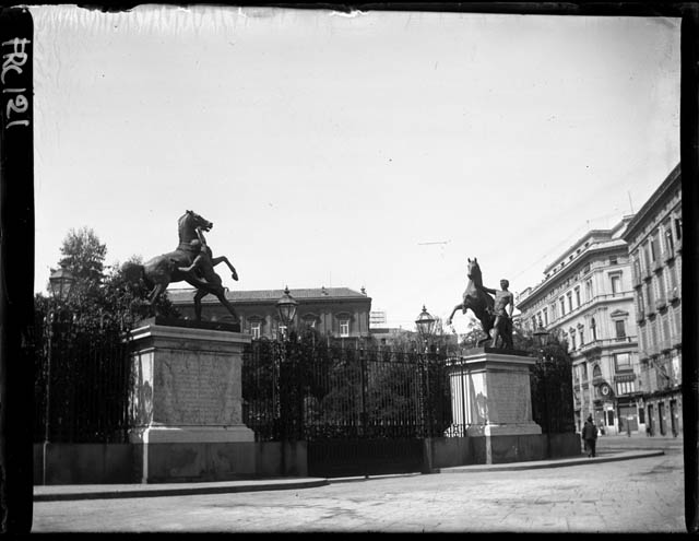 Napoli - ingresso ai giardini di Palazzo Reale (negativo) di Rossi, Giovanni Battista (XX)