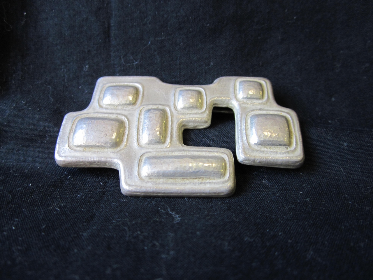 spilla, elemento d'insieme di Buccella Umberto (terzo quarto sec. XX)