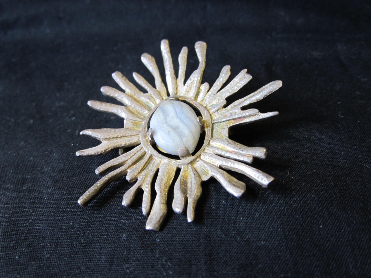 spilla, opera isolata di Gallai Cesare (terzo quarto sec. XX)