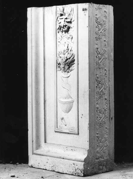 motivi decorativi con vaso, fiori, frutta (calco) di Lelli Oronzio (bottega) (ultimo quarto sec. XIX)