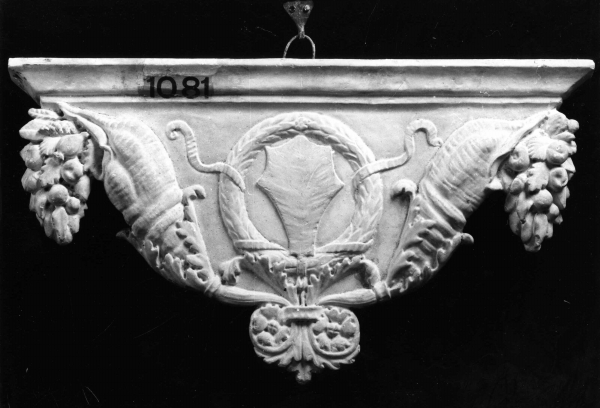 motivi decorativi con frutta, ghirlande, cornucopie e stemma (calco) di Lelli Oronzio (bottega) (sec. XIX)