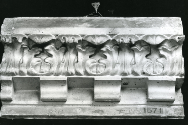 motivi decorativi con foglie di fico e dentelli (calco) di Lelli Oronzio (ultimo quarto sec. XIX)