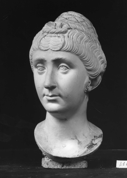 testa di Faustina maior (calco di scultura) di Lelli Oronzio (bottega) (ultimo quarto sec. XIX)