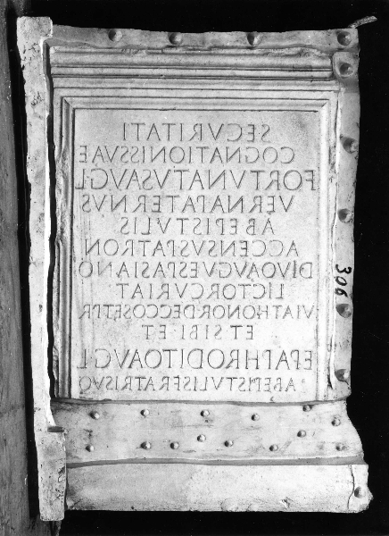 monumento funebre - a cippo - produzione italiana (sec. XX)