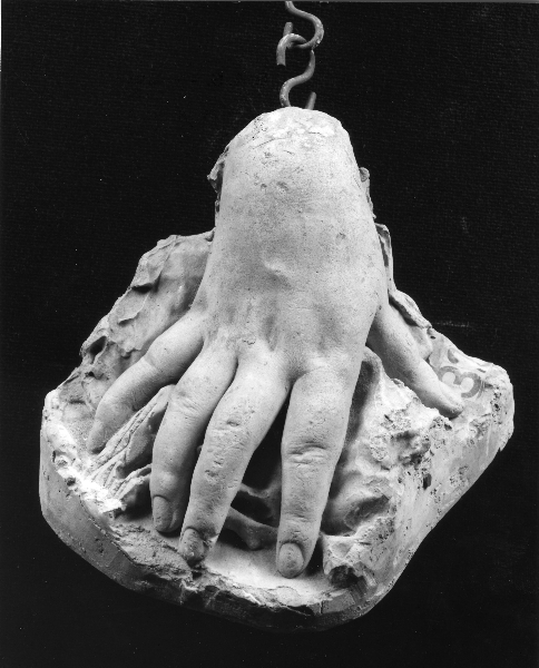 mano femminile su in drappo (calco) di Lelli Oronzio (bottega) (ultimo quarto sec. XIX)