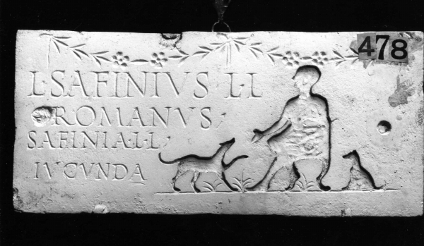 lapide con iscrizione e figura d'uomo (matrice - per rilievo) di Laboratorio Istituto Statale d'Arte (attribuito) (secondo quarto sec. XX)